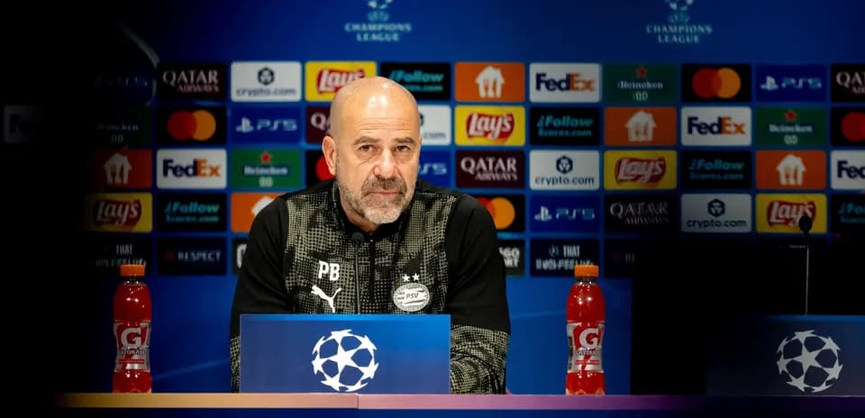 Entrenador en conferencia de prensa de Champions League