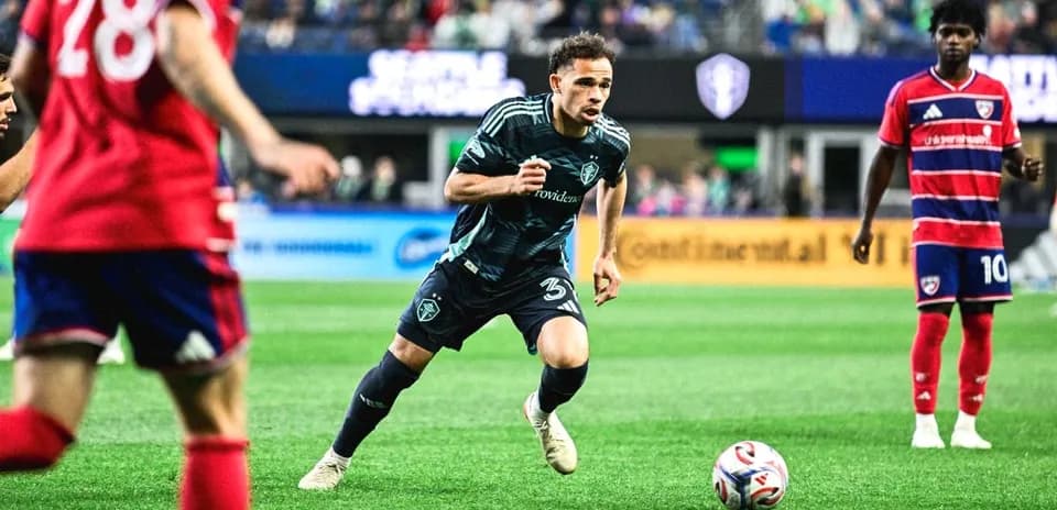 Jugador del Seattle Sounders con el balón