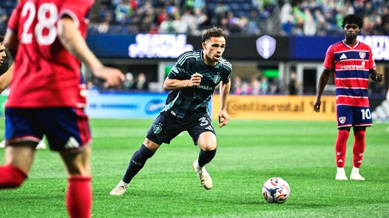Jugador del Seattle Sounders con el balón