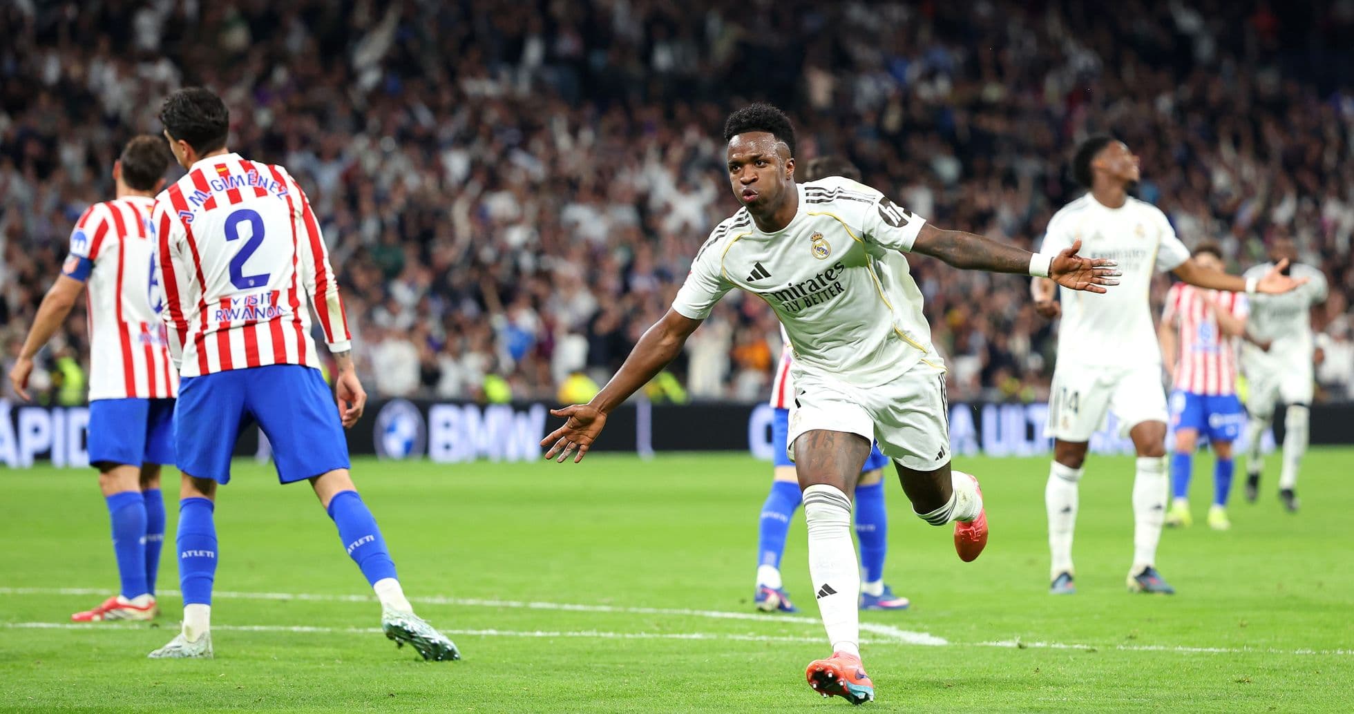 Vinícius Jr. celebra un gol en el derbi