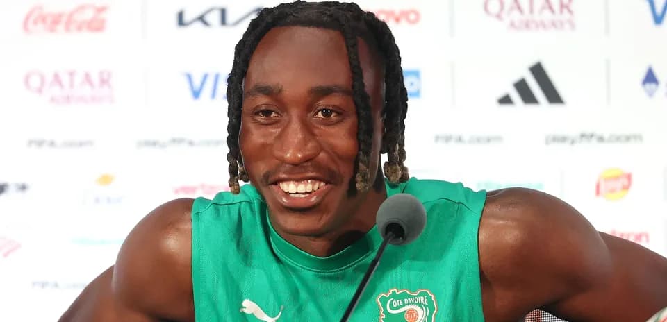 Jugador de fútbol en conferencia de prensa sonriente