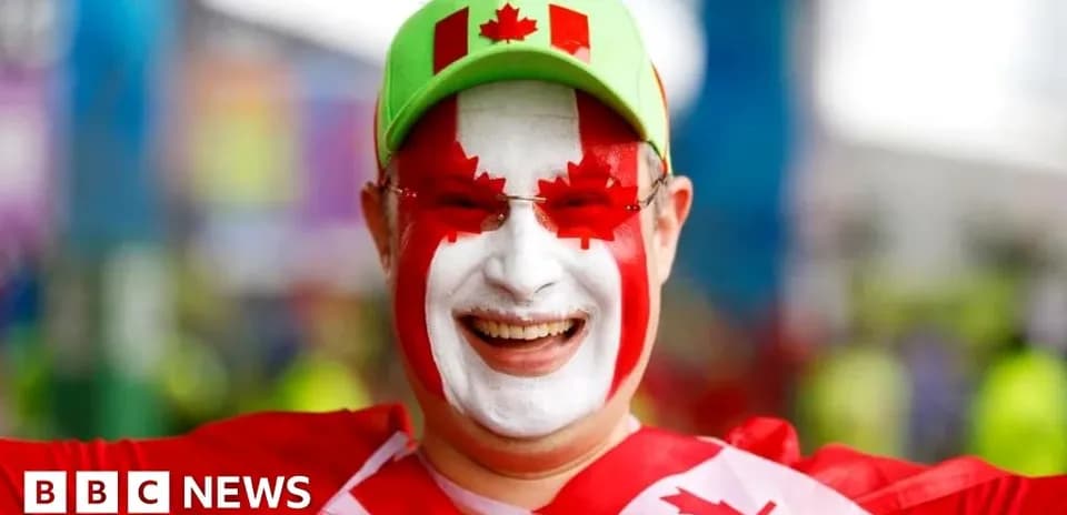 Hincha con cara pintada y gorra de Canadá