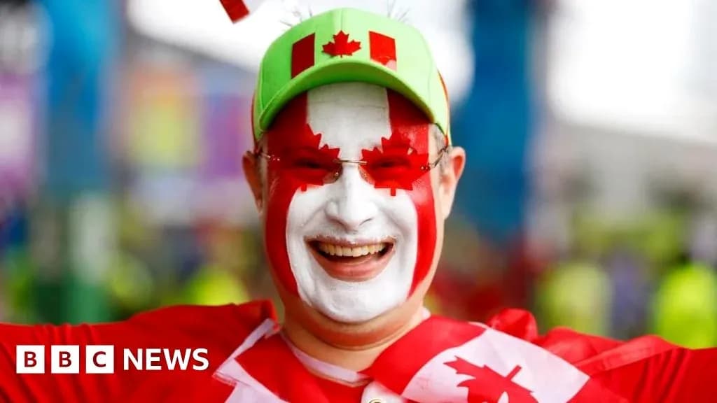 Hincha con cara pintada y gorra de Canadá