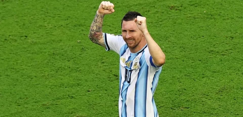 Jugador argentino celebrando en el campo de fútbol