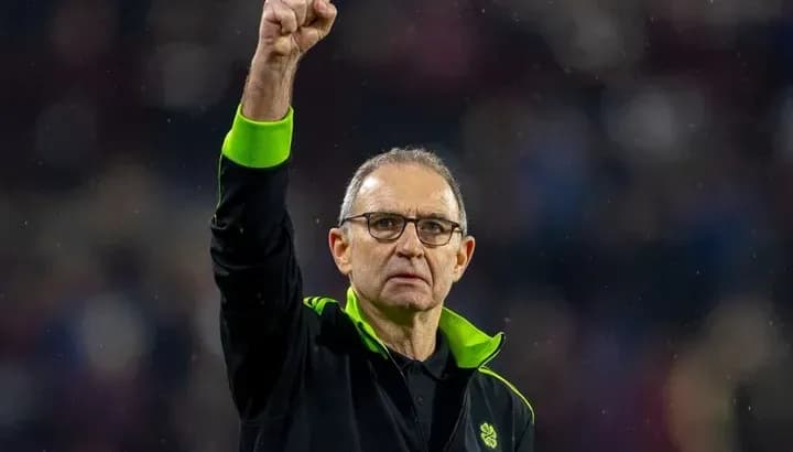 Entrenador levantando el puño en señal de victoria