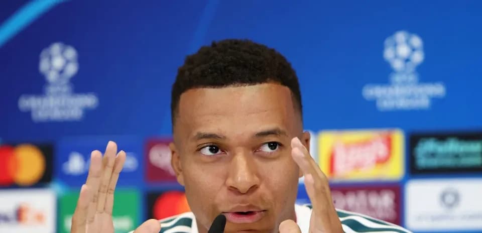 Jugador hablando en conferencia de prensa de la Champions