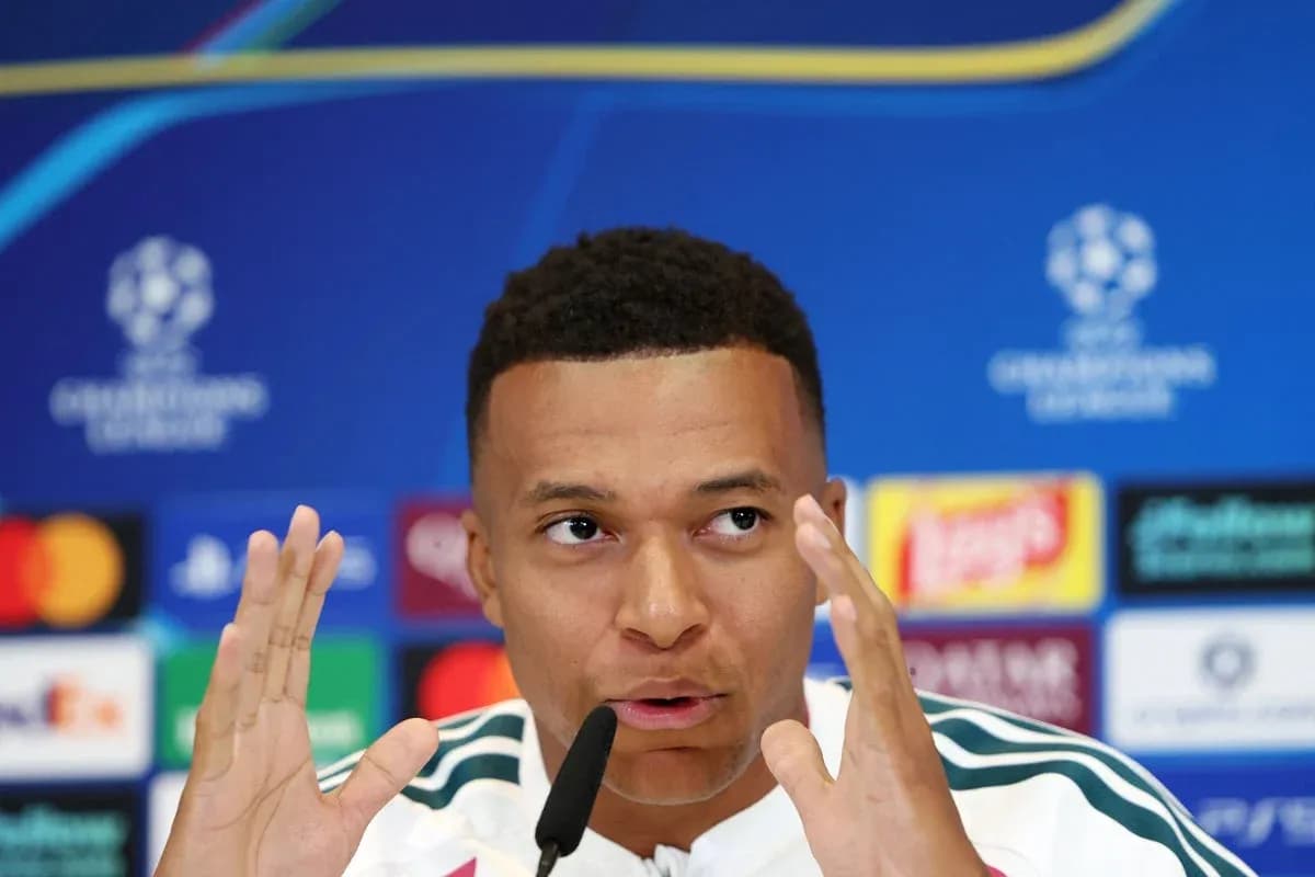 Jugador hablando en conferencia de prensa de la Champions