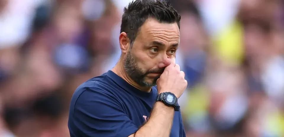 Entrenador tocándose la nariz durante el partido