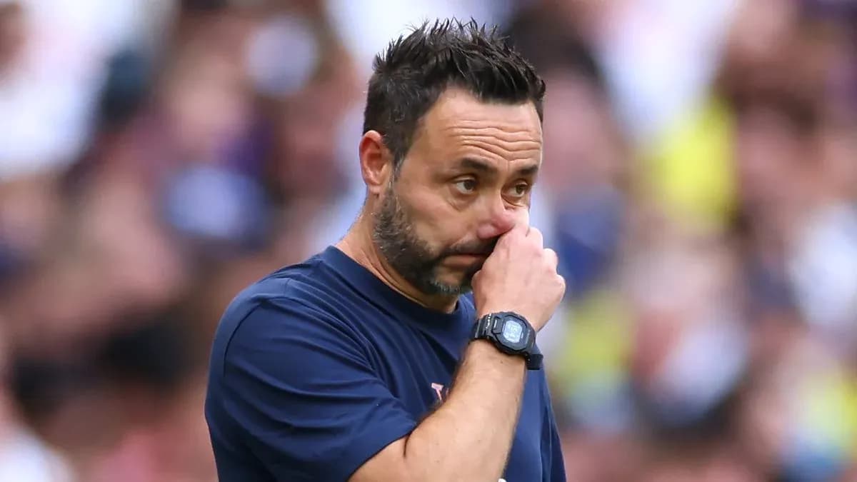Entrenador tocándose la nariz durante el partido