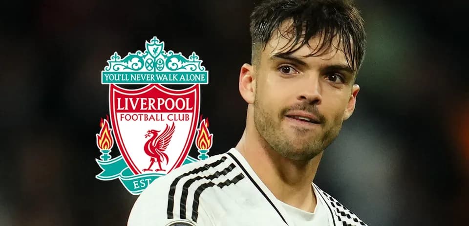 Jugador de fútbol con escudo del Liverpool detrás