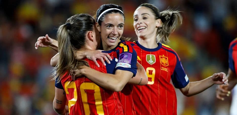 Jugadoras de España celebrando un gol juntas
