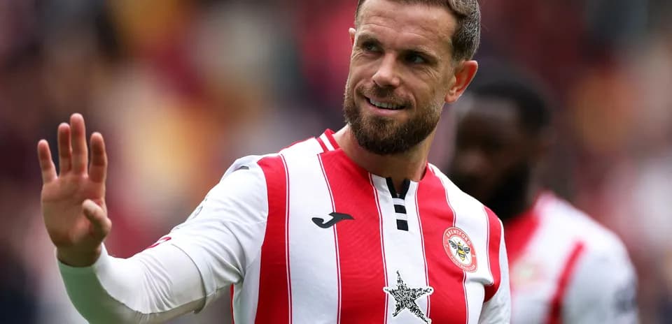 Jugador de Brentford saludando durante el partido