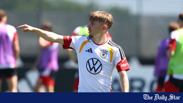 Jugador señalando durante sesión de entrenamiento de Alemania