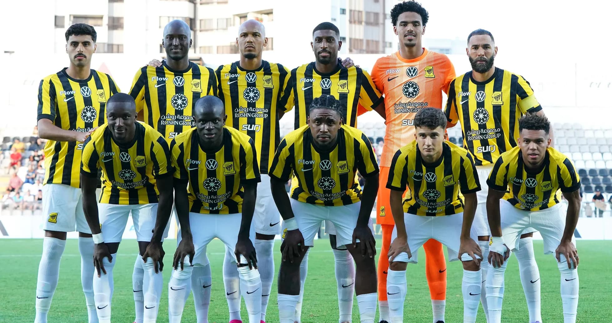 Equipo de fútbol posando en uniforme amarillo y negro