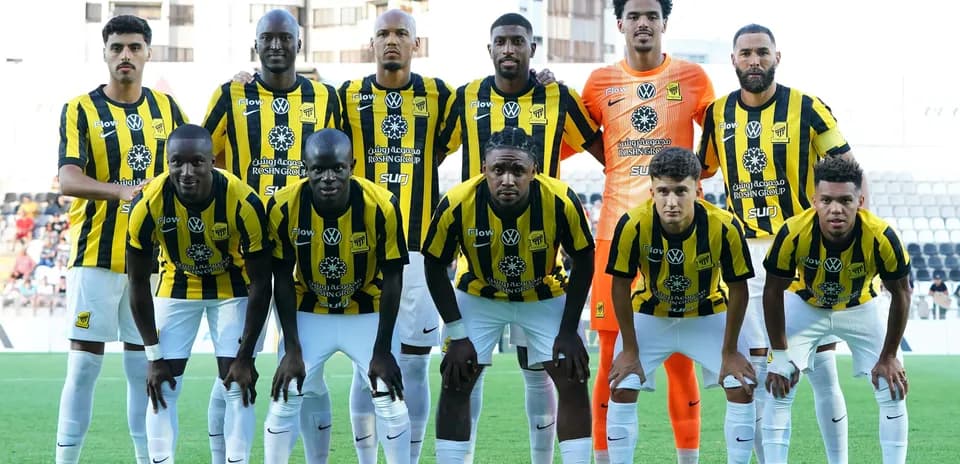 Equipo de fútbol posando en uniforme amarillo y negro