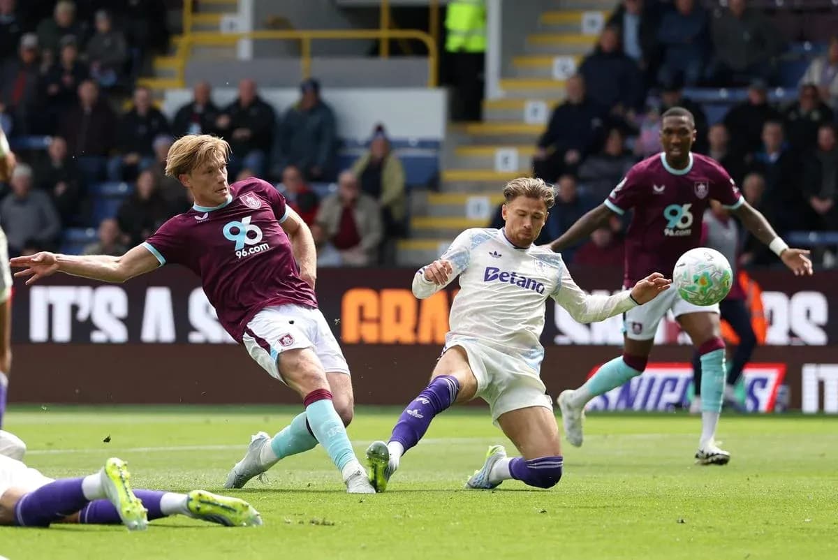 Jugadores de Burnley y Aston Villa en acción Jugadores de Burnley y Aston Villa en acción
