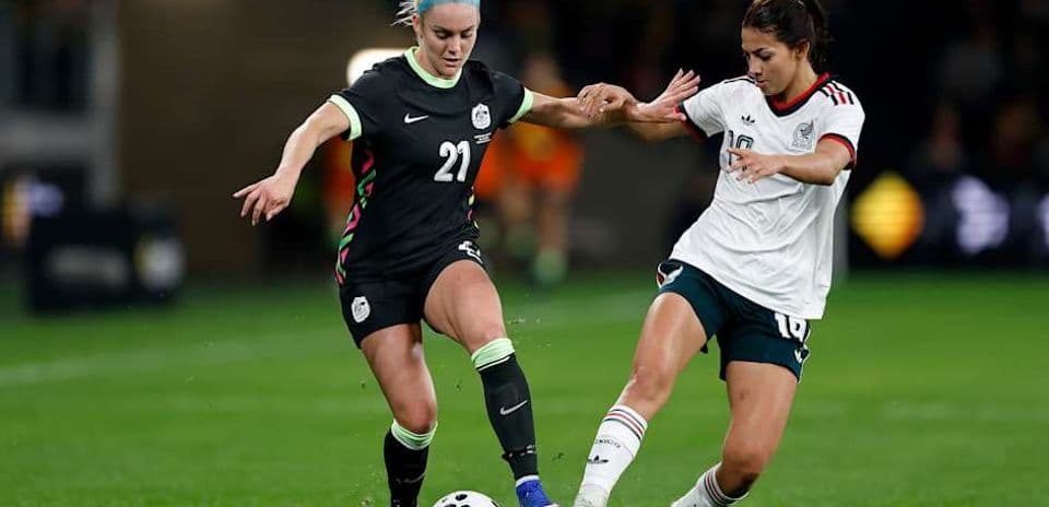 Jugadora de México desafiando a jugadora de Estados Unidos