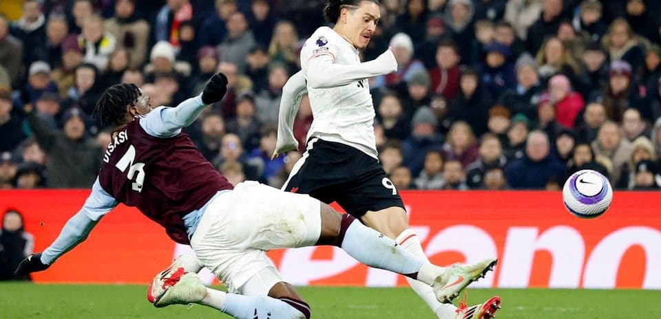 Un jugador de Aston Villa comete falta a un delantero