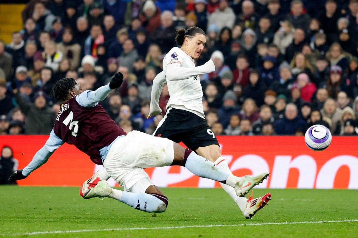 Un jugador de Aston Villa comete falta a un delantero