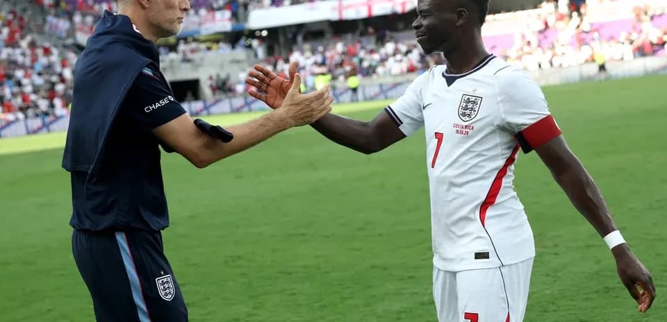Entrenador y jugador de Inglaterra se saludan