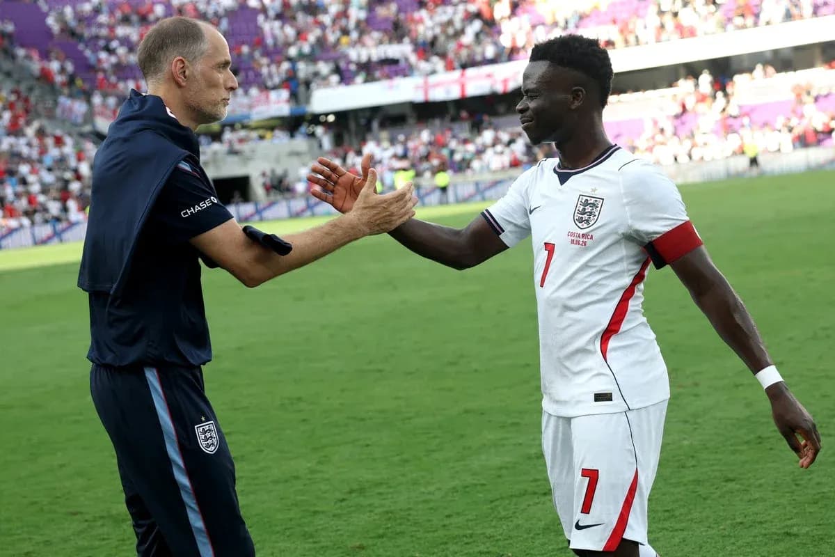Entrenador y jugador de Inglaterra se saludan