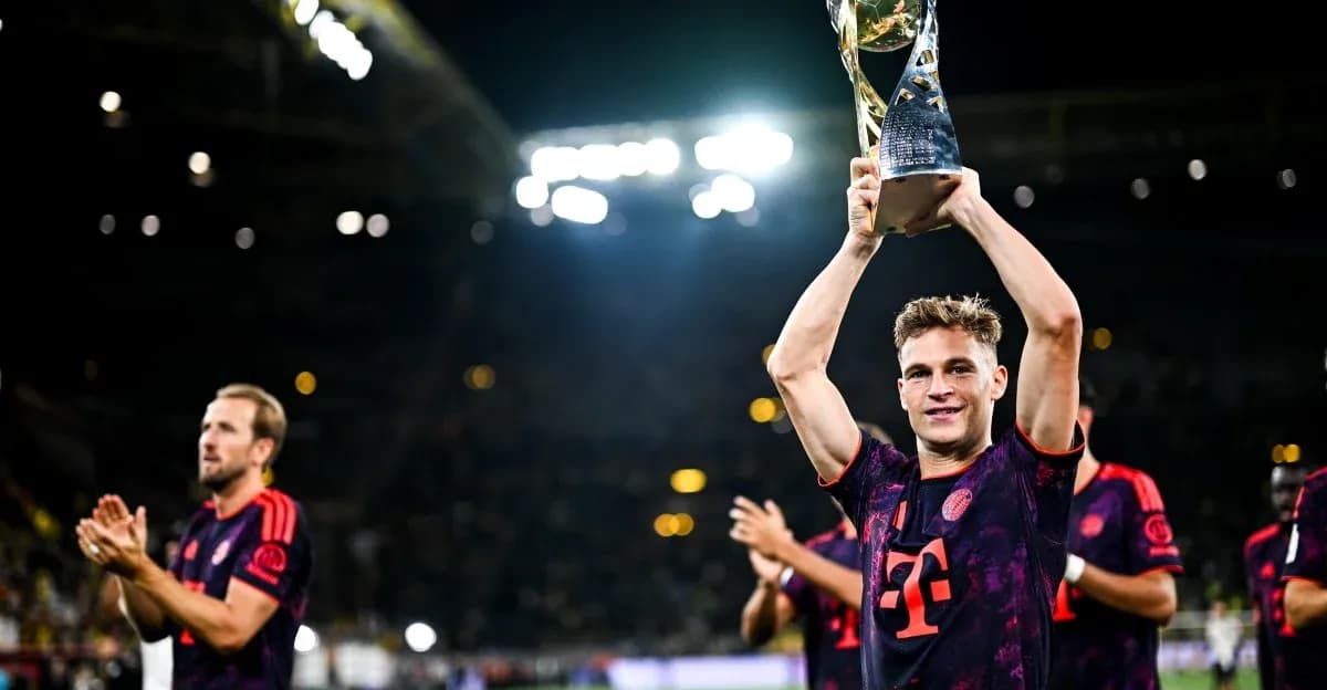 Jugador levantando trofeo con su equipo celebrando