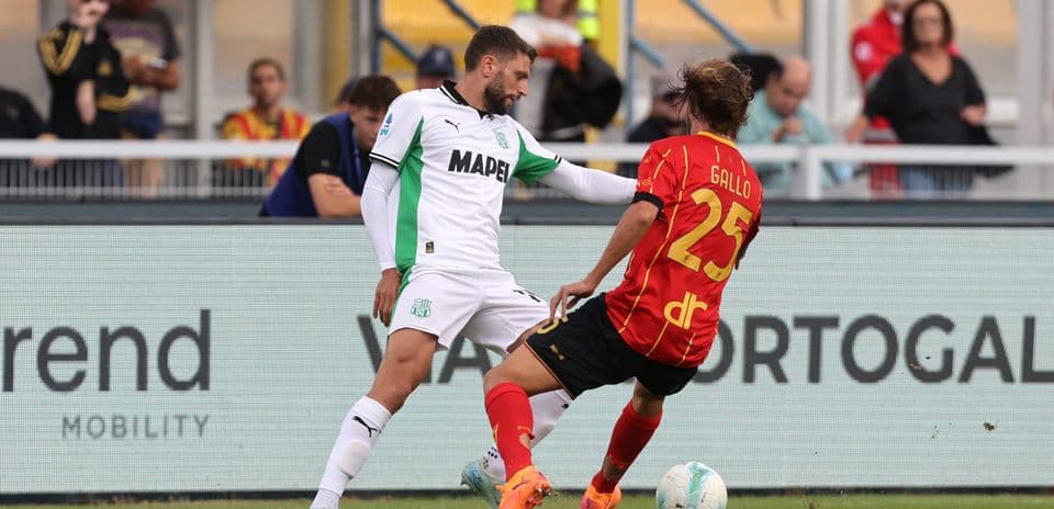 Jugador de Sassuolo desafiando a Lecce