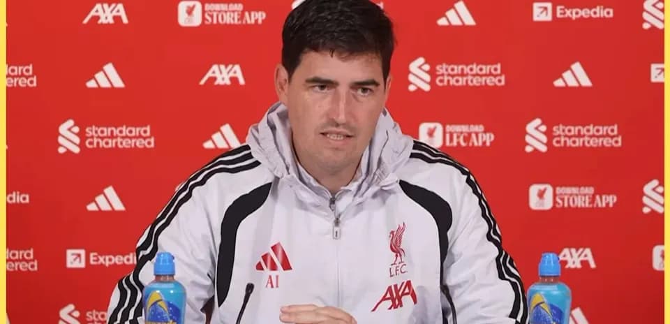 Entrenador en conferencia de prensa con fondo rojo