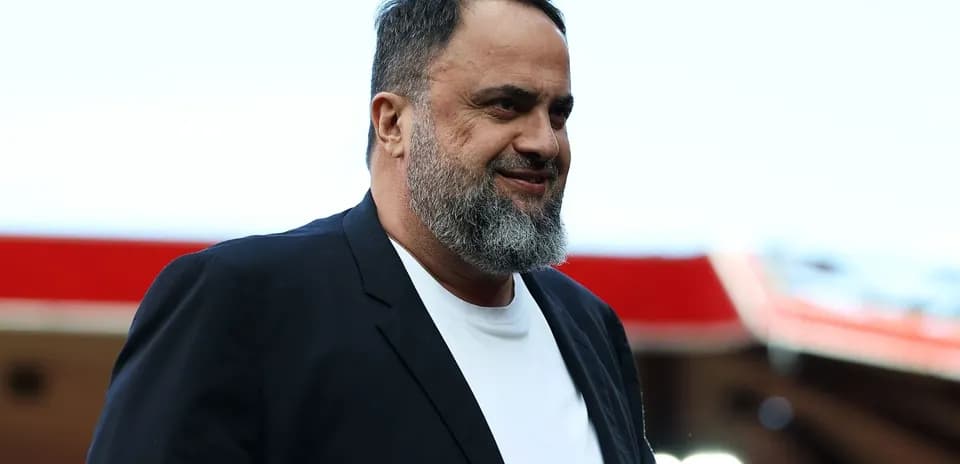 Hombre con barba caminando en el estadio