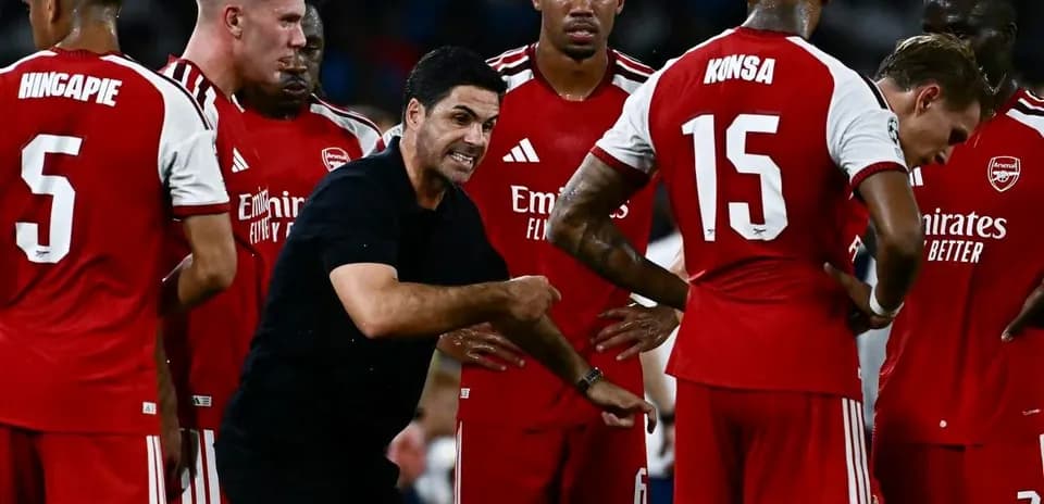 Entrenador de Arsenal hablando con jugadores durante reunión