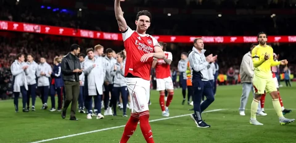 Jugador de Arsenal saludando al público en el estadio