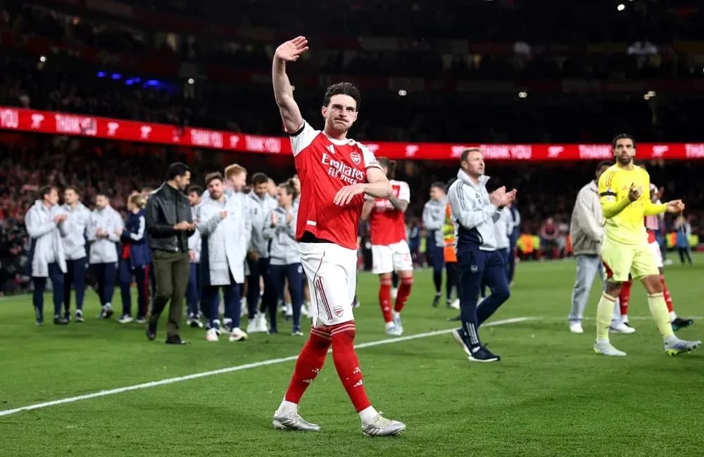 Jugador de Arsenal saludando al público en el estadio