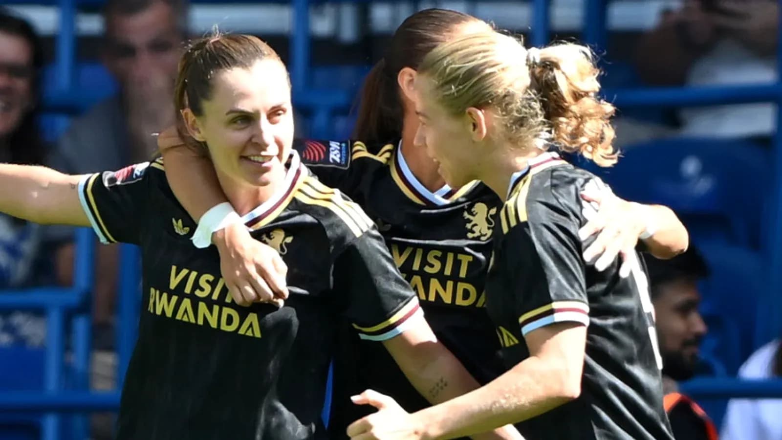 Jugadoras de equipo celebrando un gol en el partido