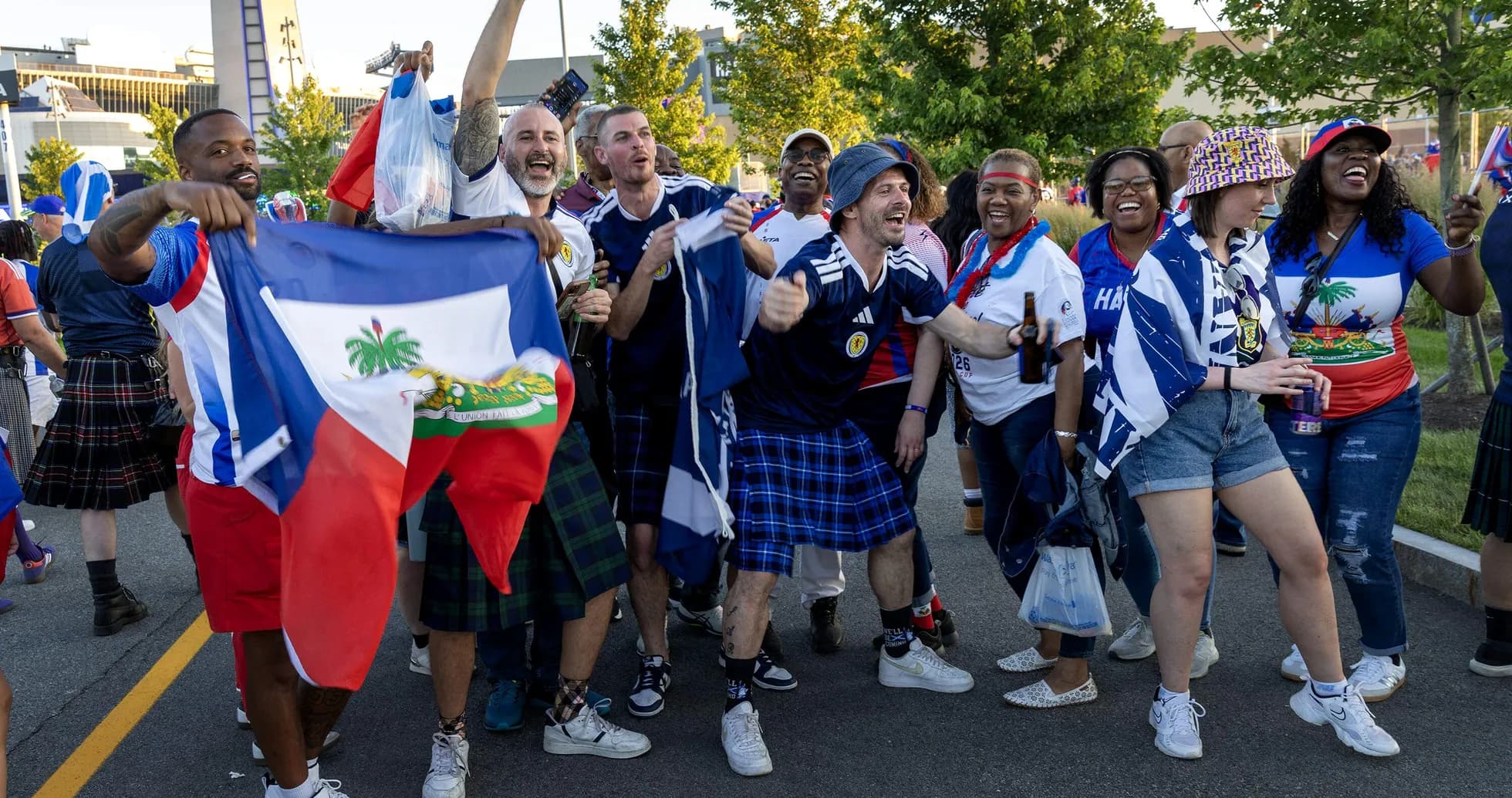 Aficionados de Haití y Escocia celebrando