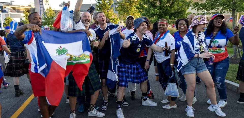 Aficionados de Haití y Escocia celebrando