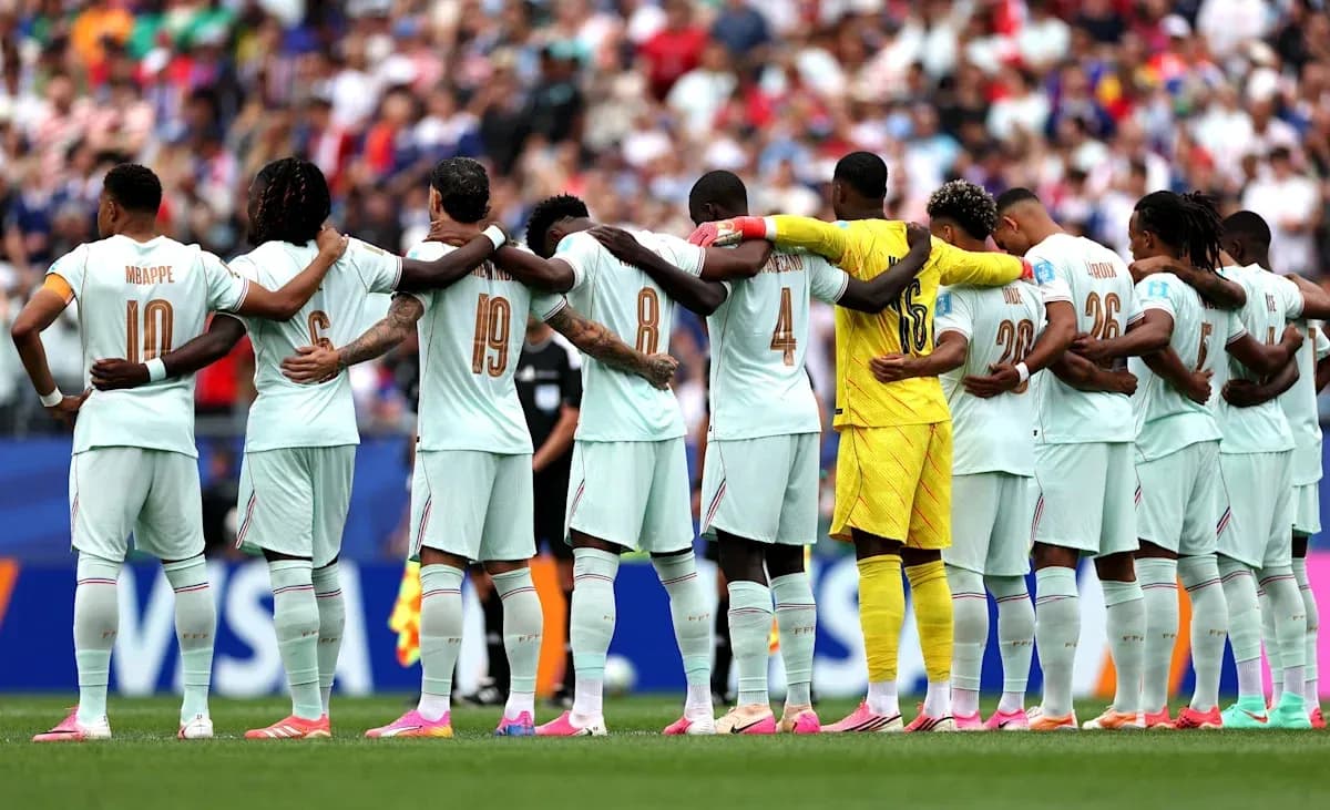 Jugadores de Francia alineados antes del partido