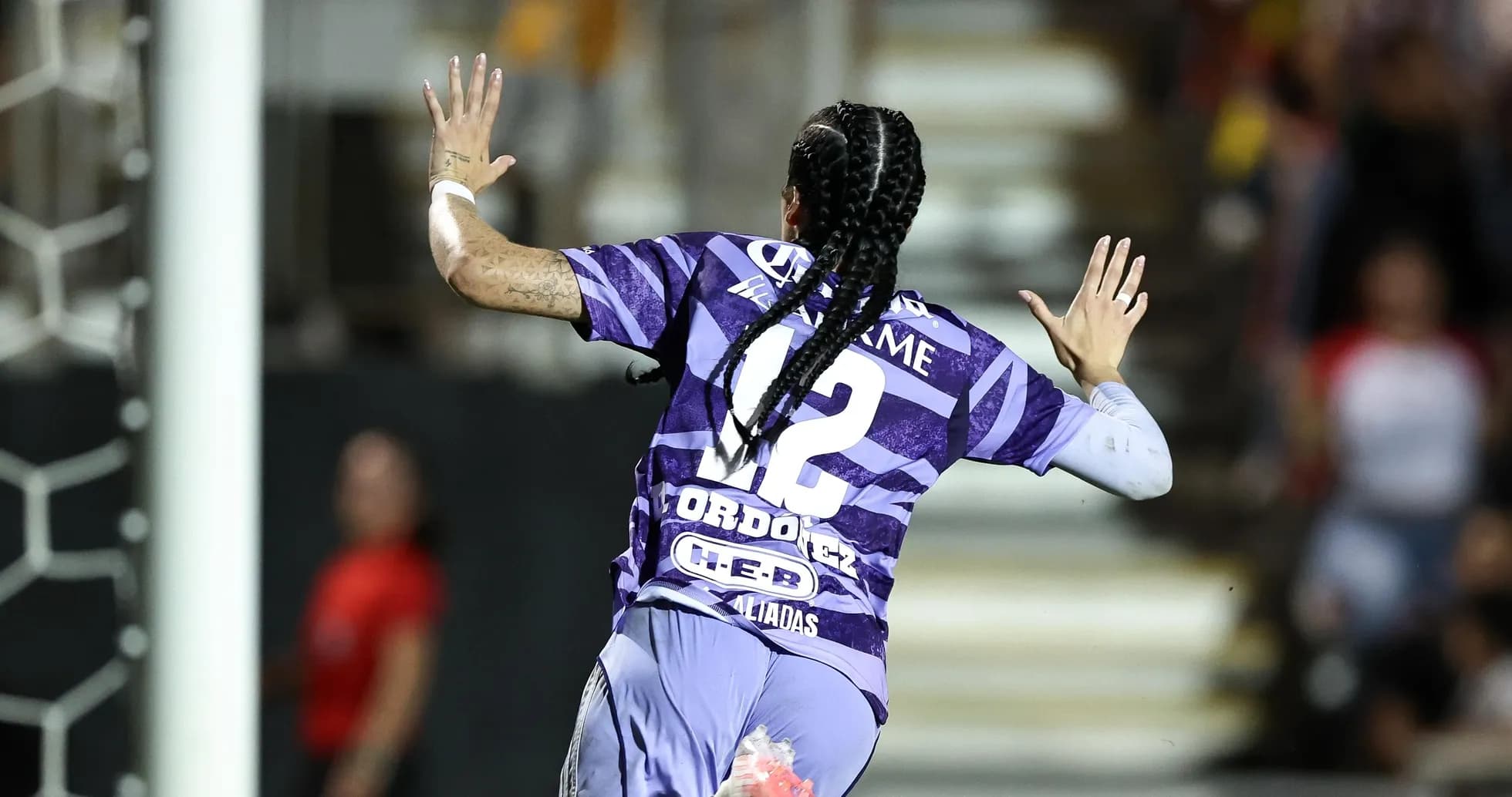 Jugadora celebrando un gol en partido de fútbol