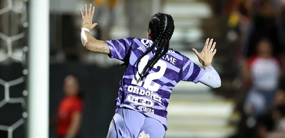 Jugadora celebrando un gol en partido de fútbol