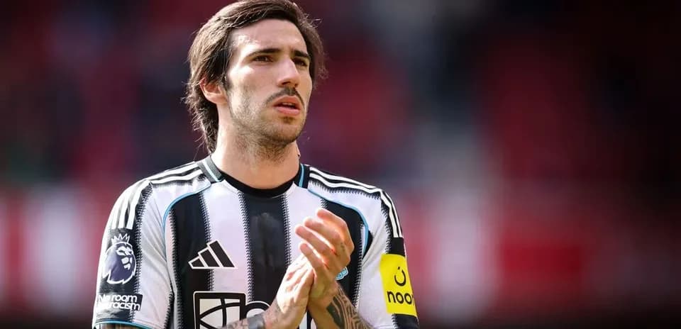 Jugador aplaudiendo en el campo durante un partido