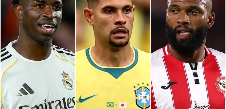 Tres jugadores de fútbol posando para la cámara