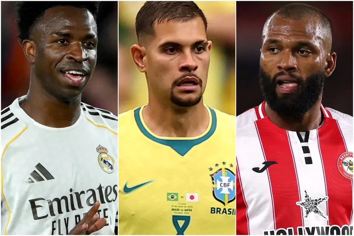 Tres jugadores de fútbol posando para la cámara