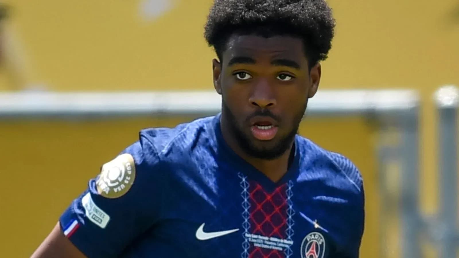 Jugador de PSG corriendo en el campo de juego