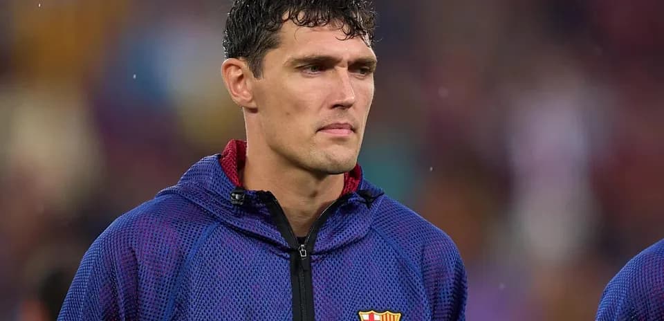 Jugador de Barcelona con chaqueta en el campo