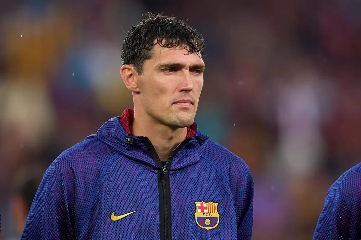 Jugador de Barcelona con chaqueta en el campo