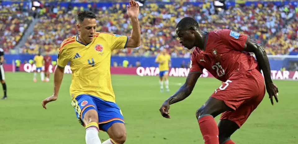 Jugadores de Colombia y Suiza luchando por el balón