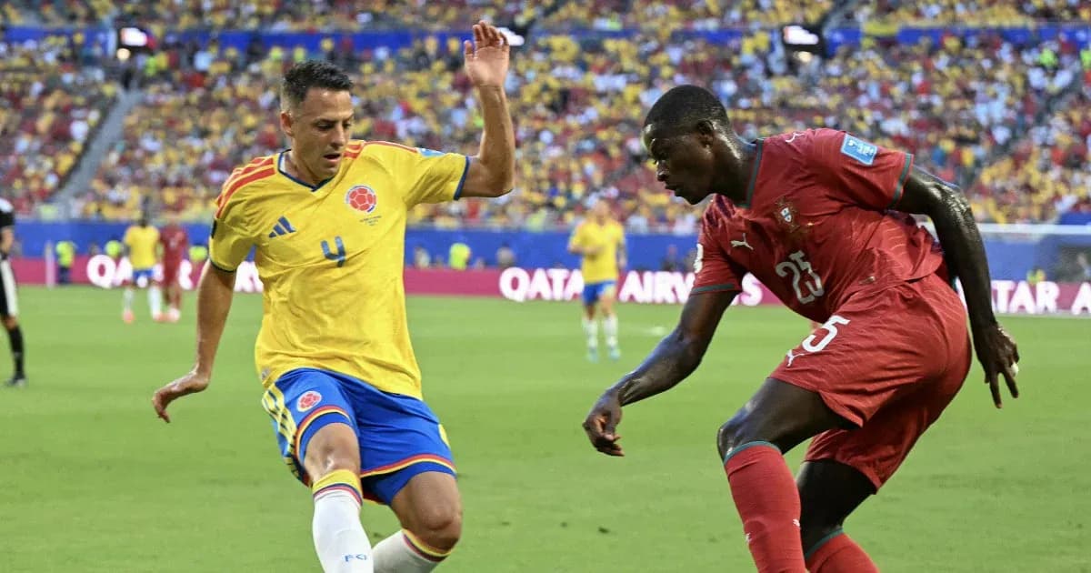 Jugadores de Colombia y Suiza luchando por el balón