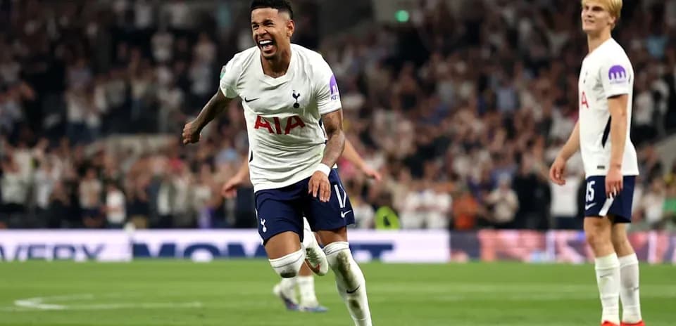 Jugador de Tottenham celebrando un gol en el estadio