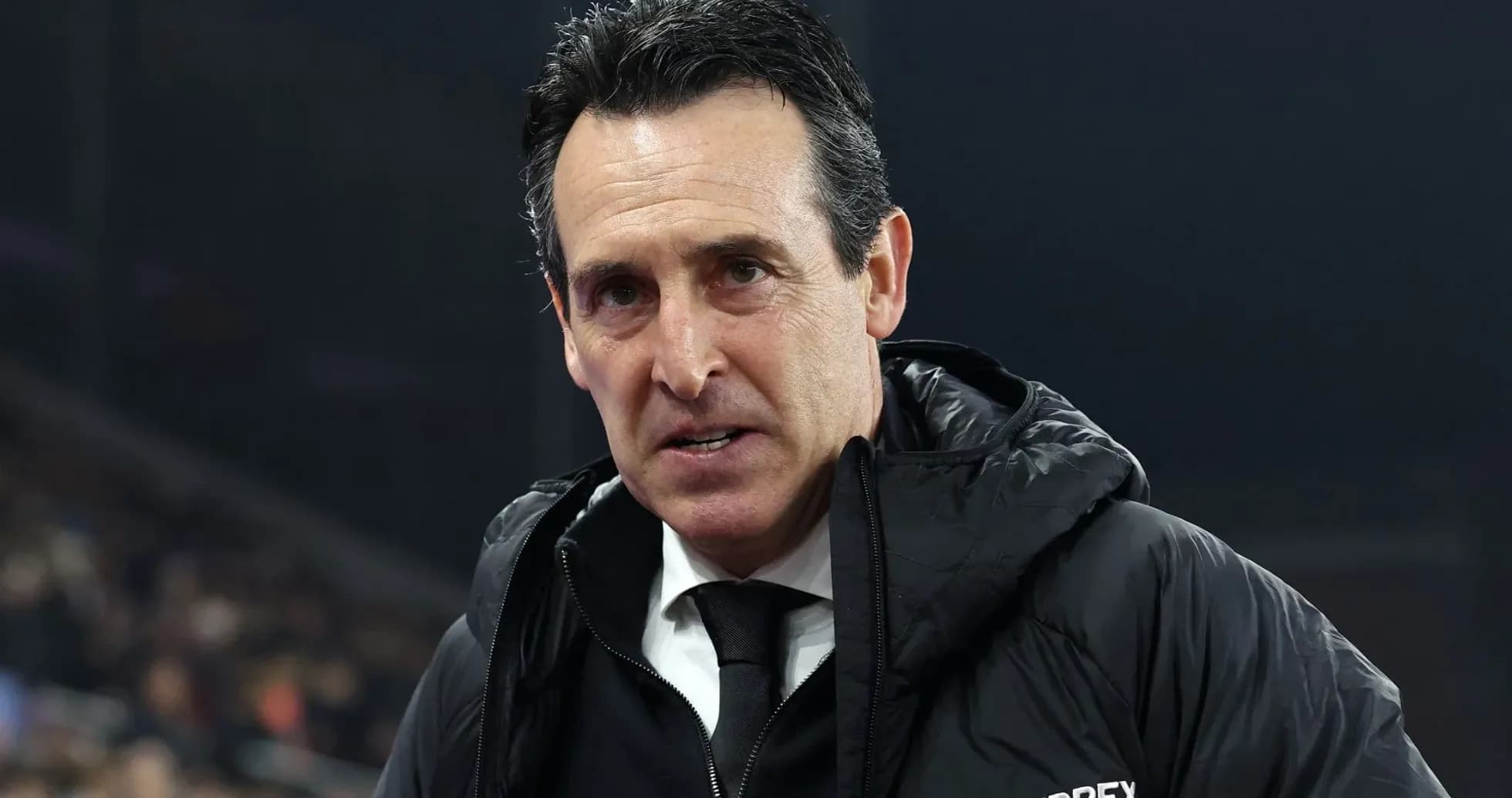 Entrenador en el banquillo durante un partido