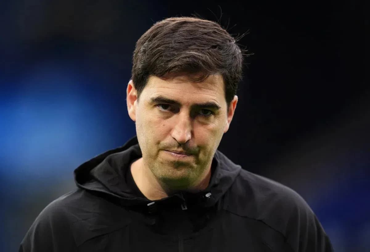 Entrenador mirando hacia abajo en el campo