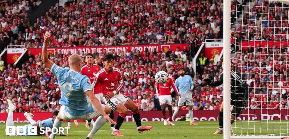 Jugador de Manchester City lanzando un tiro a puerta